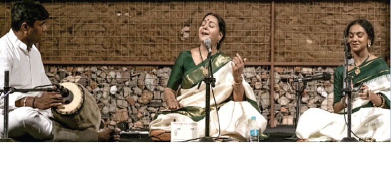 ബിനാലെയുടെ ഭാഗമായി ഫോർട്ട്കൊച്ചി കബ്രാൾയാർഡ് പവിലിയനിൽ സംഗീതജ്ഞ രജനി ശ്രീധർ അവതരിപ്പിച്ച 'ഗംഗ / ദി ജേർണി' കർണാട്ടിക് സംഗീതപരിപാടിയിൽനിന്ന്