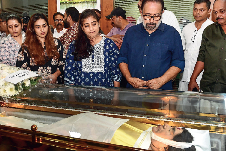 എറണാകുളം ലിസി ആശുപത്രിയിൽ കവിയൂർ പൊന്നമ്മയ്ക്ക് സംവിധായകൻ സിബി മലയിൽ ആദരാഞ്ജലി അർപ്പിക്കുന്നു