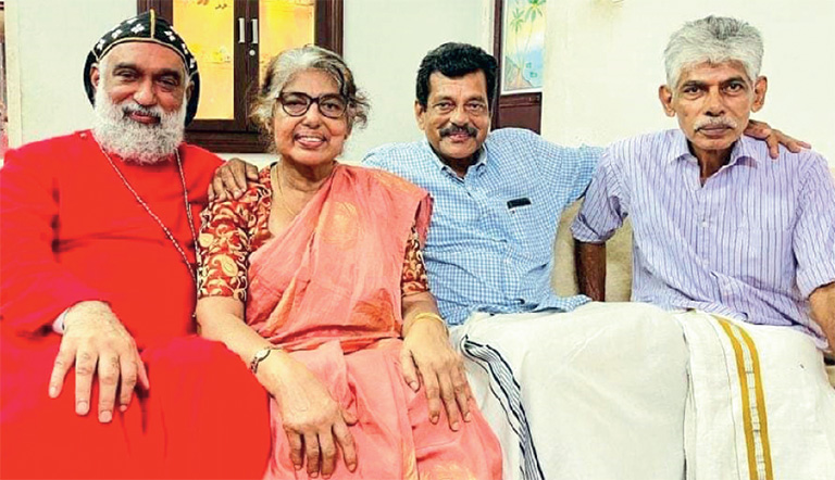 യാക്കോബായ സുറിയാനി സഭയുടെ പുതിയ കാതോലിക്കാ ബാവാ ഡോ. ജോസഫ് മാർ ഗ്രിഗോറിയോസ്, സഹോദരങ്ങൾ പരേതയായ ശാന്ത, ഉമ്മച്ചൻ, വർഗീസ് എന്നിവർക്കൊപ്പം (ഫയൽചിത്രം)