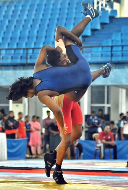 സംസ്ഥാന സ്കൂൾ ഗെയിംസ് ഗുസ്-തി 79 കിലോ സീനിയർ വിഭാഗത്തിൽ മലപ്പുറത്തിന്റെ കെ ബ്രിജിത് കുമാറിനെ മലർത്തിയടിക്കുന്ന പാലക്കാടിന്റെ സൽമാൻ ബാരിഷ്. ഫോട്ടോ / മിഥുൻ അനില മിത്രൻ