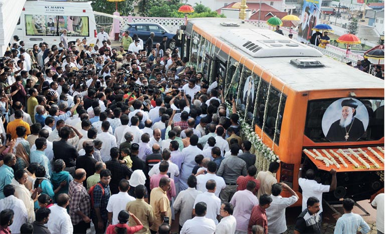 കോതമംഗലം മർത്തമറിയം വലിയ പള്ളിയിൽനിന്ന് പുത്തൻകുരിശ് പാത്രിയർക്കാ സെന്ററിലേക്ക് വിലാപയാത്ര പുറപ്പെടുന്നു