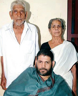 അച്ഛന് കുഞ്ഞിക്കുട്ടിക്കും
അമ്മ ലക്ഷ്മിക്കുമൊപ്പം (ഫയൽ ചിത്രം)