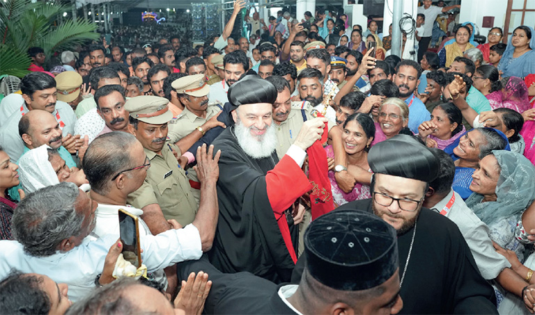 ബസേലിയോസ് തോമസ് പ്രഥമൻ കാതോലിക്കാ ബാവായുടെ 40–ാം ഓർമദിനത്തിൽ പങ്കെടുക്കാനായി ഇഗ്നാത്തിയോസ് അഫ്രേം ദ്വിതീയൻ പാത്രിയർക്കീസ് ബാവാ പുത്തൻകുരിശ് പാത്രിയർക്ക സെന്ററിൽ എത്തുന്നു 