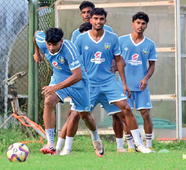 സന്തോഷ് ട്രോഫിയിൽ പുതുച്ചേരിയെ നേരിടാനൊരുങ്ങുന്ന
കേരള താരങ്ങൾ പരിശീലനത്തിൽ