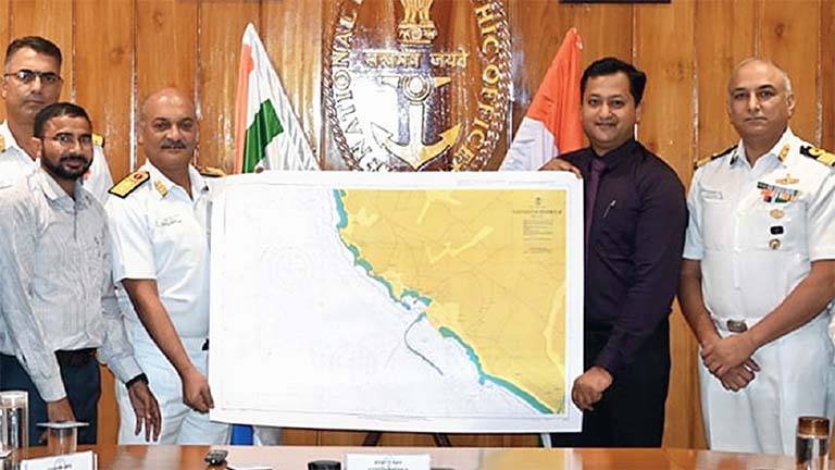 വിഴിഞ്ഞം തുറമുഖത്തിന്റെ നാവിഗേഷൻ ചാർട്ട് ജോയിന്റ് ചീഫ് ഹൈഡ്രോഗ്രാഫർ ഓഫ് ഇന്ത്യ റിയർ അഡ്മിറൽ പിയുഷ് പോസെ വിഴിഞ്ഞം തുറമുഖ പ്രതിനിധികൾക്ക് കൈമാറുന്നു