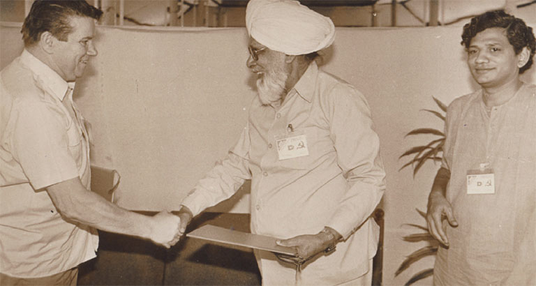 ഹർകിഷൻ സിങ് സുർജിത്തിനൊപ്പം ചെക്കോസ്ലോവാക്യ കമ്യൂണിസ്റ്റ് പാർടി നേതാവ് റുഡോൾബ് ഹേഗൻലാർട്ടിനെ സ്വീകരിക്കുന്നു