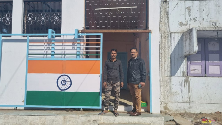 റഫീഖ് മൻസൂനൊപ്പം അദ്ദേഹത്തിന്റെ വീടീനീമുന്നിൽ. റഫീഖിൻ്റെ കുടുംബത്തിലെ 19 പേരെയാണ് വർഗീയകലാപത്തിൽ തീയിട്ടുകൊന്നത്‌