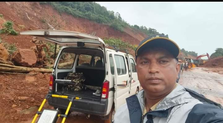 ദുരന്ത സ്ഥലത്ത്നിന്ന് ഉത്തര കന്നഡ എസ് പി എം
നാരായണ സെൽഫിയെടുത്തപ്പോൾ