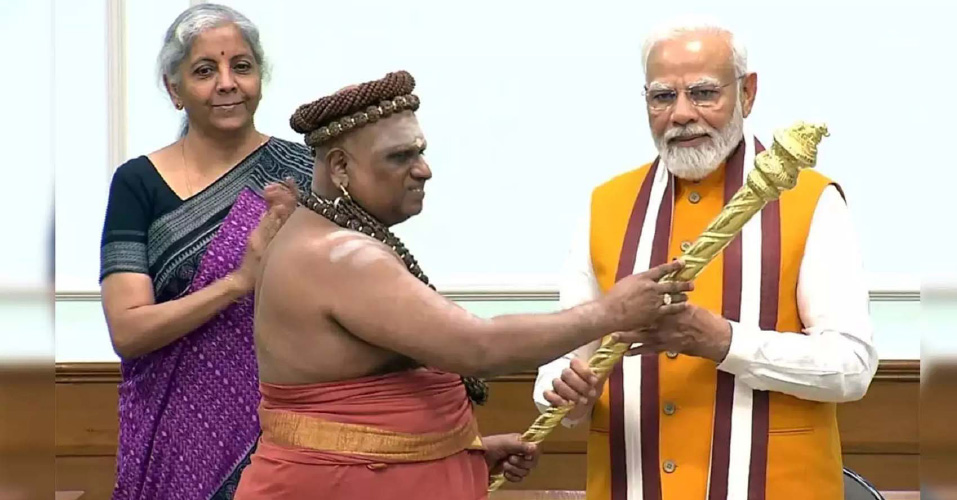 പുതിയ പാർലമെന്റ് മന്ദിരത്തിന്റെ ഉദ്ഘാടനച്ചടങ്ങിൽ പ്രധാനമന്ത്രി നരേന്ദ്രമോദിക്ക് അധീനം പുരോഹിതൻ ചെങ്കോൽ കൈമാറുന്നു