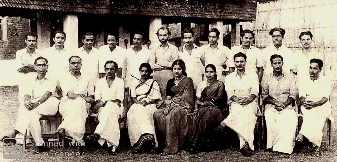 മലബാർ കേന്ദ്ര കലാസമിതി നടത്തിയ നാടക മത്സരത്തോട് അനുബന്ധിച്ചെടുത്ത ചിത്രത്തിൽ പി ഭാസ്‌ക്കരൻ പി സി കുട്ടികൃഷ്ണൻ, തിക്കോടിയൻ,  എസ് കെ പൊറ്റക്കാട്,വി അബ്ദുള്ള തുടങ്ങിയവരെ കാണാം.