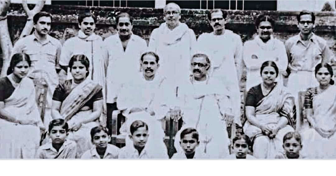 കൈനിക്കര പത്മനാഭ പിള്ളയുടെ യവനിക നാടകത്തിലെ അഭിനേതാക്കൾ നാടക കൃത്തിനോടൊപ്പം. സി ഐ പരമേശ്വരൻ പിള്ള, കൈനിക്കര കുമാരപിള്ള, പി കെ വിക്രമൻ നായർ, ടി എൻ ഗോപിനാഥൻ നായർ പി ഭാസ്ക്കരൻ തുടങ്ങിയവർ