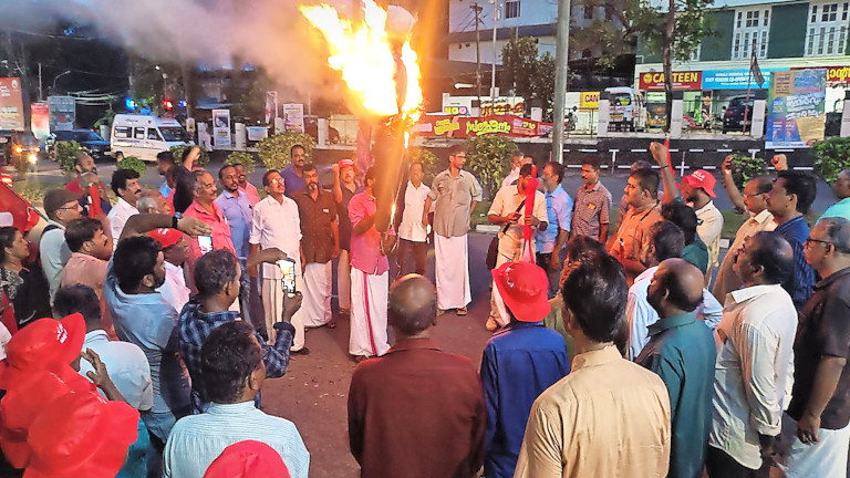 ഡൽഹിയിൽ ഗുസ്തിതാരങ്ങൾ നടത്തുന്ന സമരത്തിന്‌  ഐക്യദാർഢ്യവുമായി കർഷകസംഘം നടത്തിയ പ്രകടനം സംസ്ഥാന ജോ. സെക്രട്ടറി വി എസ് പത്മകുമാർ ഉദ്‌ഘാടനം ചെയ്യുന്നു
