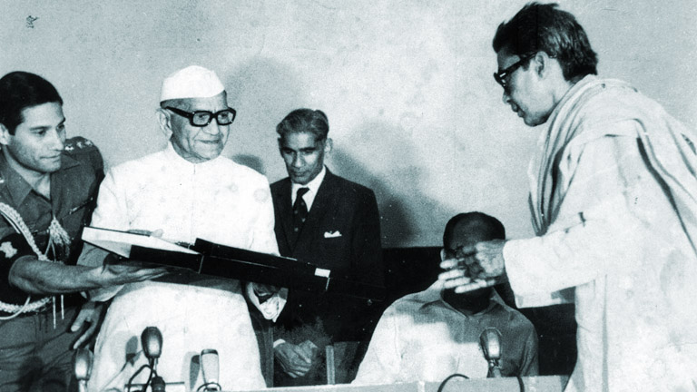 നിർമാല്യം സിനിമയിലെ അഭിനയത്തിന് രാഷ്ട്രപതിയിൽ നിന്നും പി ജെ ആന്റണി ഭരത് അവാർഡ്  ഏറ്റുവാങ്ങുന്നു (കടപ്പാട് keralaculture.org)