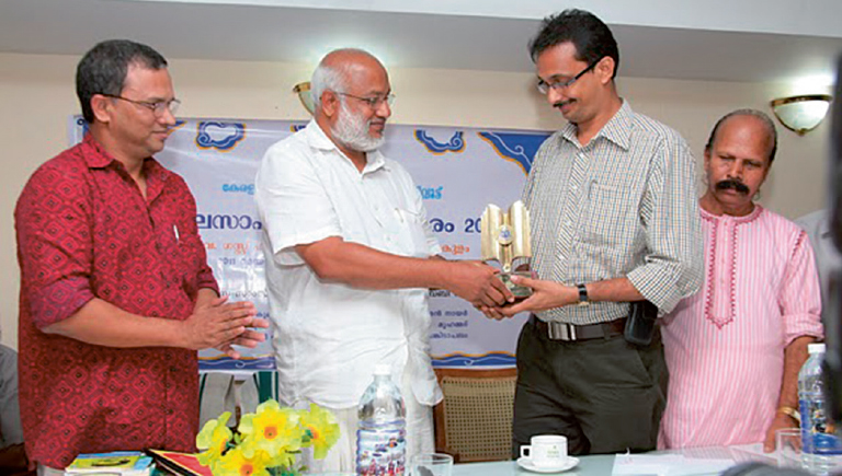 2010‌ലെ ബാലസാഹിത്യ ഇൻസ്‌റ്റിറ്റ്യൂട്ട്‌ അവാർഡ്‌ എം എ ബേബിയിൽ നിന്ന്‌ സ്വീകരിക്കുന്നു