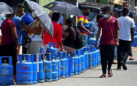 സാമ്പത്തിക മാന്ദ്യ കാലത്ത്‌ ഗ്യാസ്‌ നിറയ്‌ക്കാൻ സിലിണ്ടറുകളുമായി  വരി നിൽക്കുന്ന ജനങ്ങൾ. കൊളംബോയിൽ നിന്നുള്ള കാഴ്‌ച - കടപ്പാട്‌: AFP