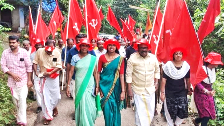 പഴയകുന്നുമ്മേൽ പഞ്ചായത്തിലെ കാനാറ വാർഡ് ഉപതെരഞ്ഞെടുപ്പ് പരസ്യപ്രചാരണത്തിന്റെ കൊട്ടികലാശത്തിൽ എൽഡിഎഫ് സ്ഥാനാർഥി  വി എൽ രേവതി പ്രവർത്തകർക്കൊപ്പം