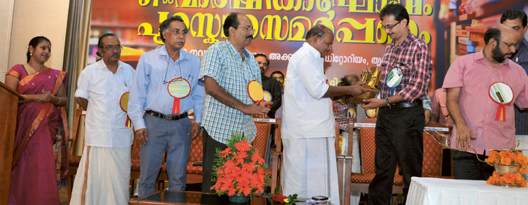 2012ലെ സാഹിത്യ അക്കാദമി അവാർഡ്‌ പെരുമ്പടവം ശ്രീധരനിൽ നിന്ന്‌ ഇ സന്തോഷ്‌കുമാർ ഏറ്റുവാങ്ങുന്നു