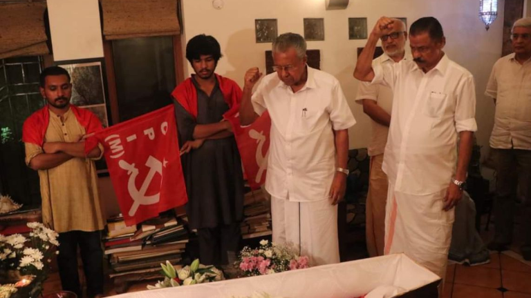 മുഖ്യമന്ത്രി പിണറായി വിജയൻ, പാർടി സെക്രട്ടറി എം വി ഗോവിന്ദൻ യെച്ചൂരിയ്ക്ക് അന്തിമോപചാരം അർപ്പിക്കുന്നു