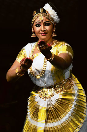 (മോഹിനിയാട്ടം: ശരണ്യ പ്രേംദാസ്‌) ഫോട്ടോ: ഷാജി മുള്ളൂക്കാരൻ    