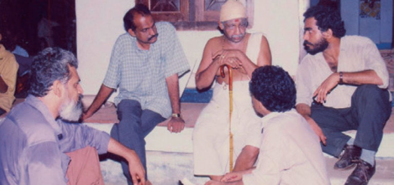 വേരുകൾ ടെലിവിഷൻ പരമ്പരയുടെ സെറ്റിൽ ടി എൻ ഗോപകുമാർ, രവീന്ദ്രനാഥ്‌, നെടുമുടിവേണു തുടങ്ങിയവർ